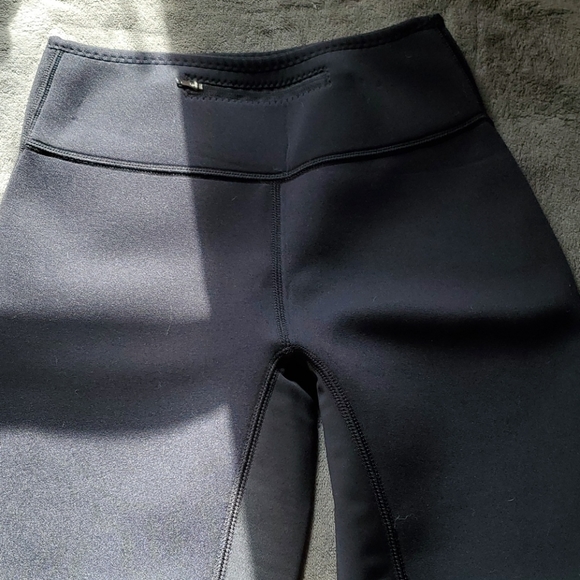 HOT PANTS - Picture 2 of 6